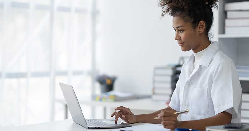 Women workign with laptop